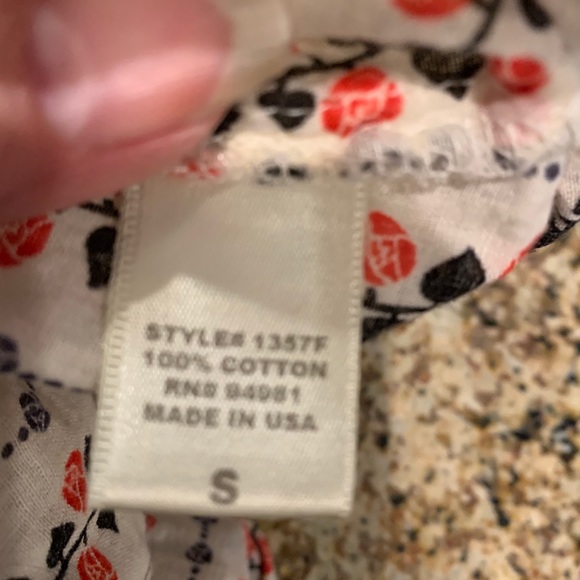 Short sleeved summer blouse Size: Small - Picture 5 of 5